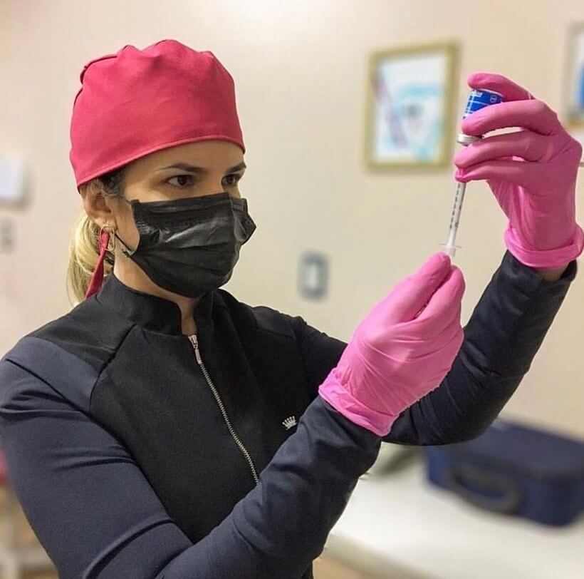 Dra. Ederlene durante os cuidados no consultório